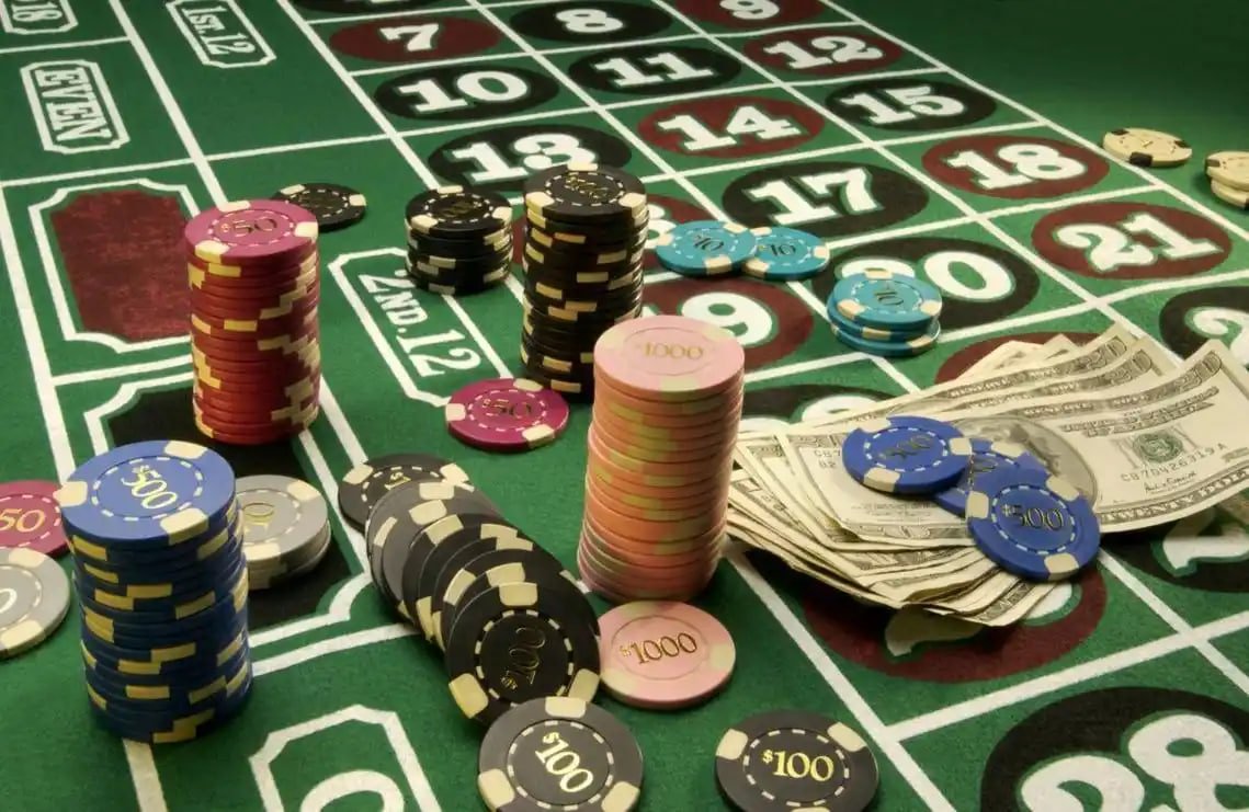 Meja Grand Slam togeljackpot menampilkan area kartu, dadu, dan berbagai zona taruhan